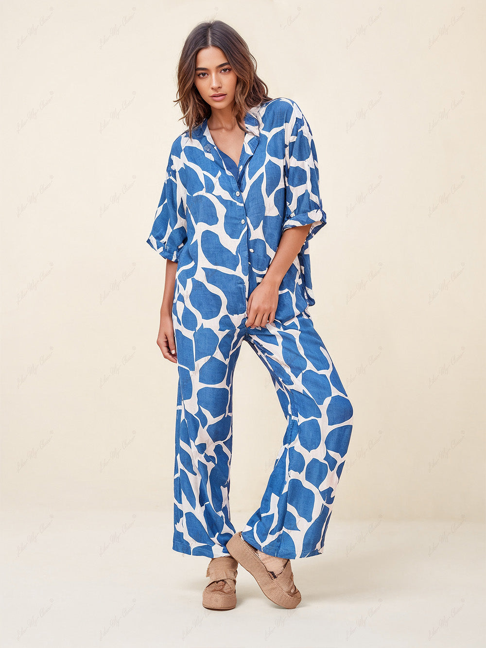 Camisa larga azul e branca com padrão às riscas e estampado