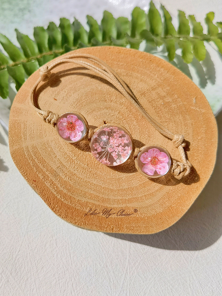 Bracelet jonc à charms en forme de pierres précieuses et de fleurs de cerisier, avec cordon réglable