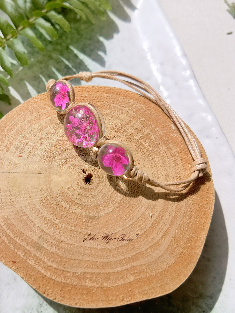 Bracelet jonc à charms en forme de pierres précieuses et de fleurs de cerisier, avec cordon réglable