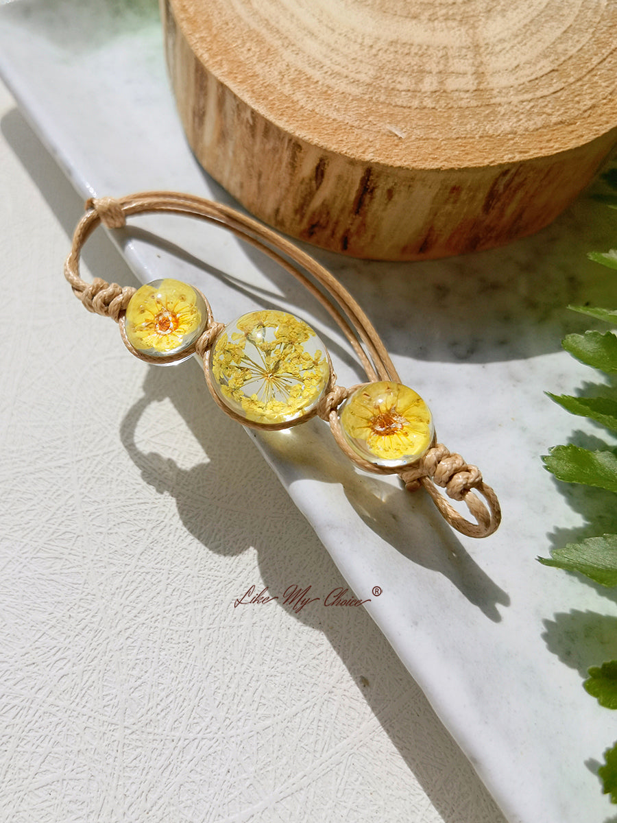 Bracelet jonc à charms en forme de pierres précieuses et de fleurs de cerisier, avec cordon réglable