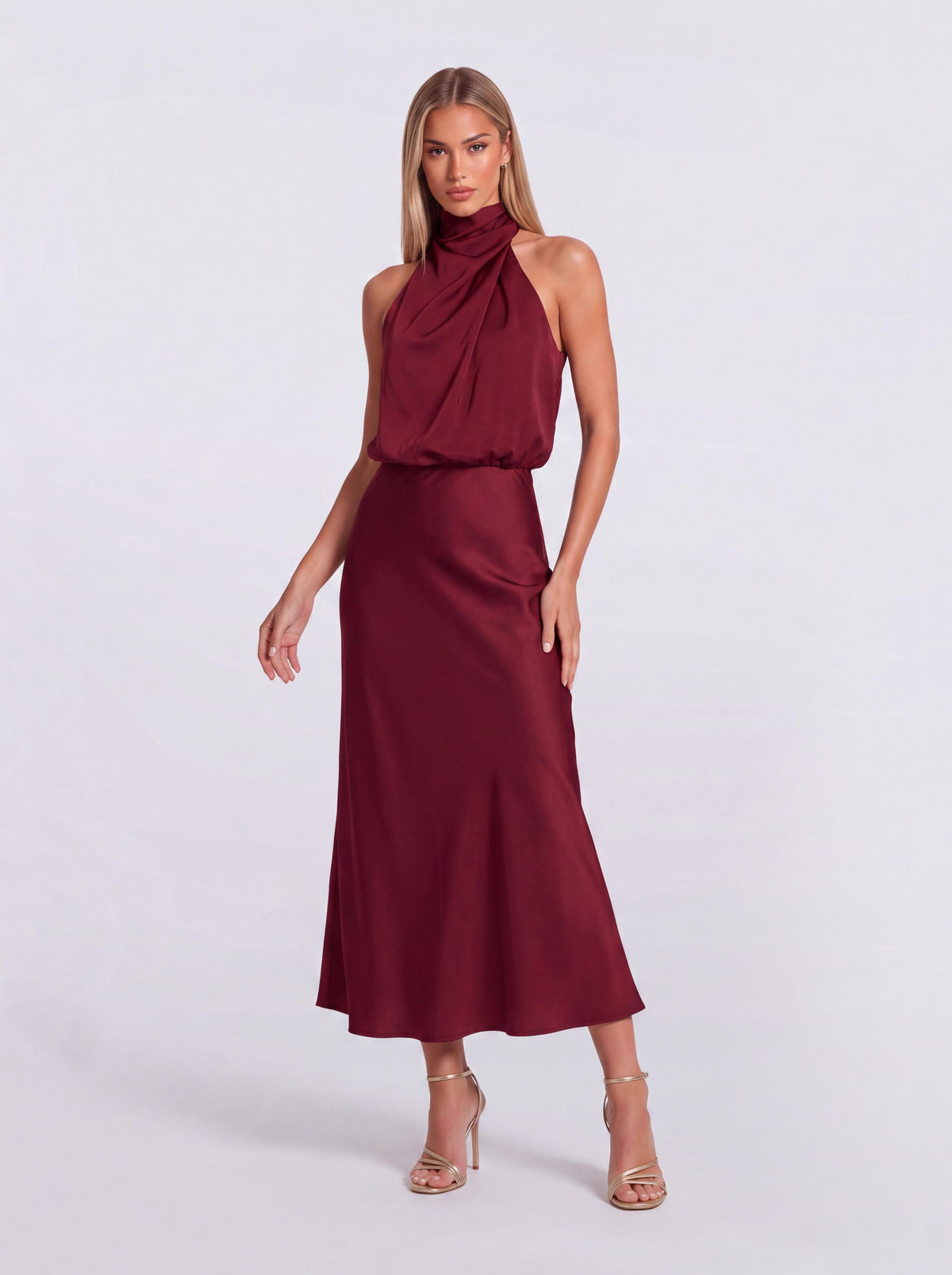 Vestido de cetim de comprimento médio, justo, com corte sereia e gola subida