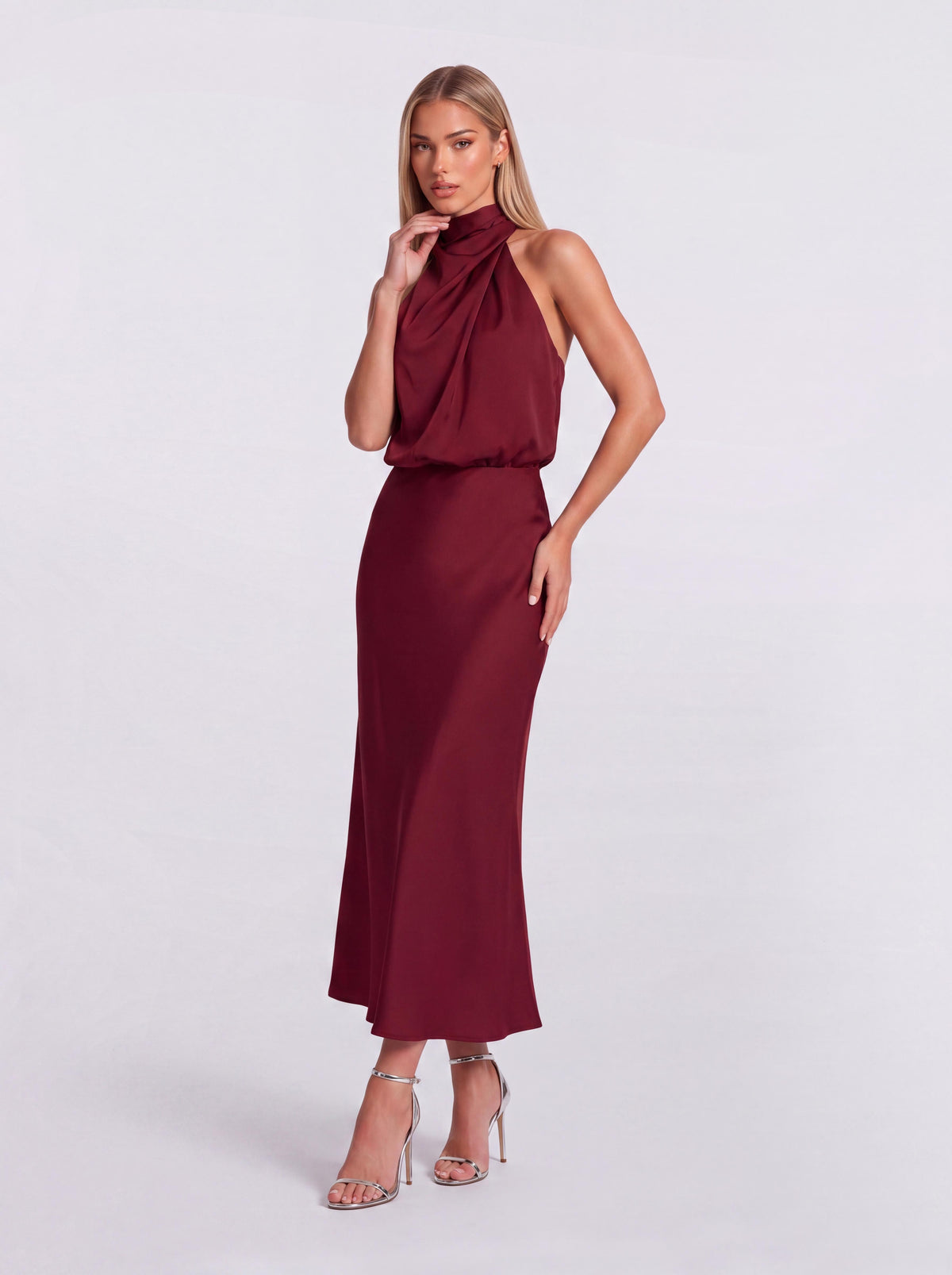 Vestido de cetim de comprimento médio, justo, com corte sereia e gola subida