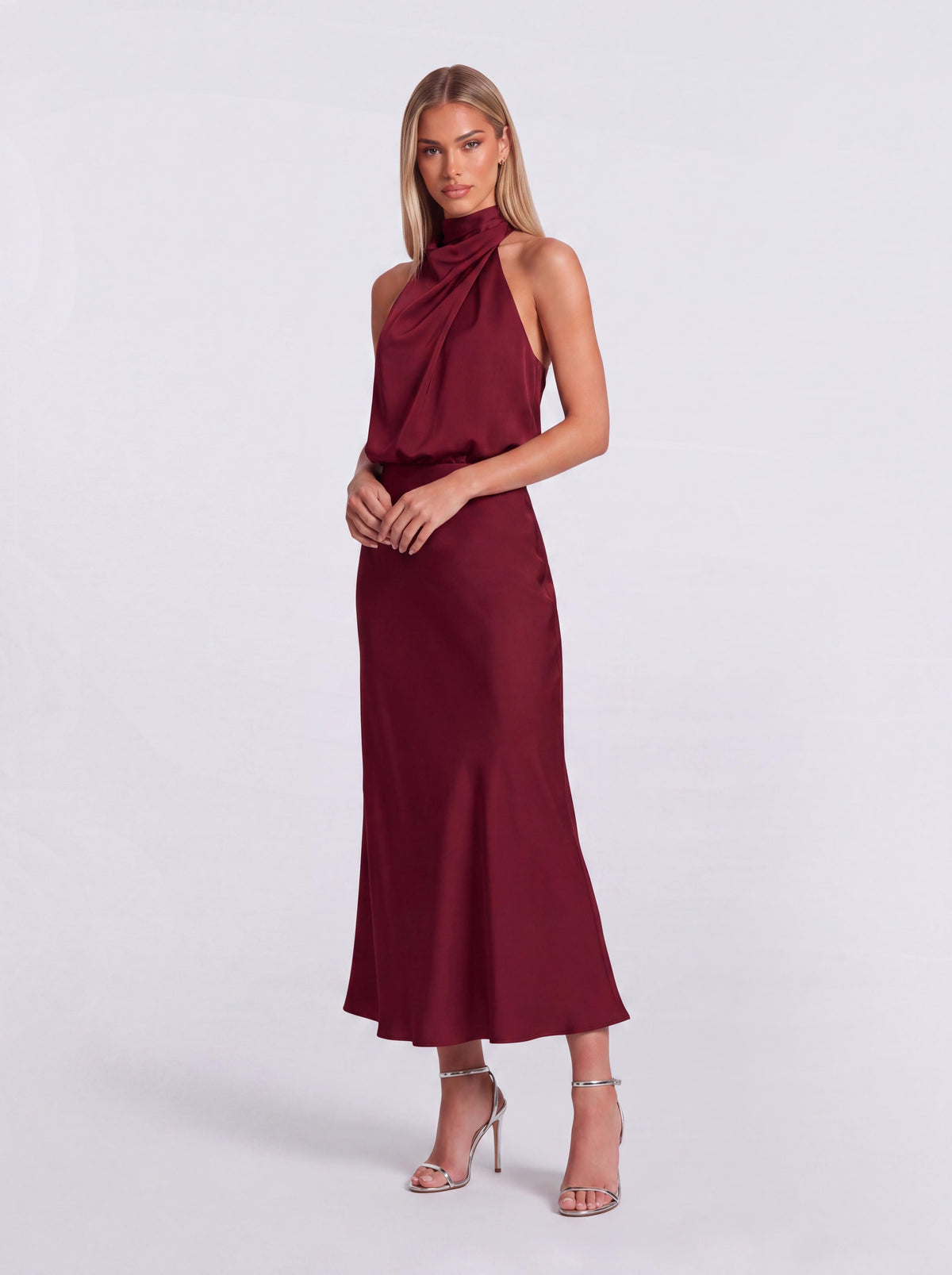 Vestido de cetim de comprimento médio, justo, com corte sereia e gola subida