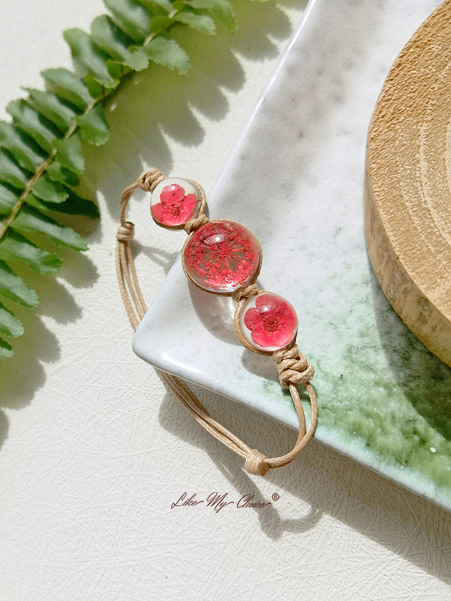 Bracelet jonc à charms en forme de pierres précieuses et de fleurs de cerisier, avec cordon réglable