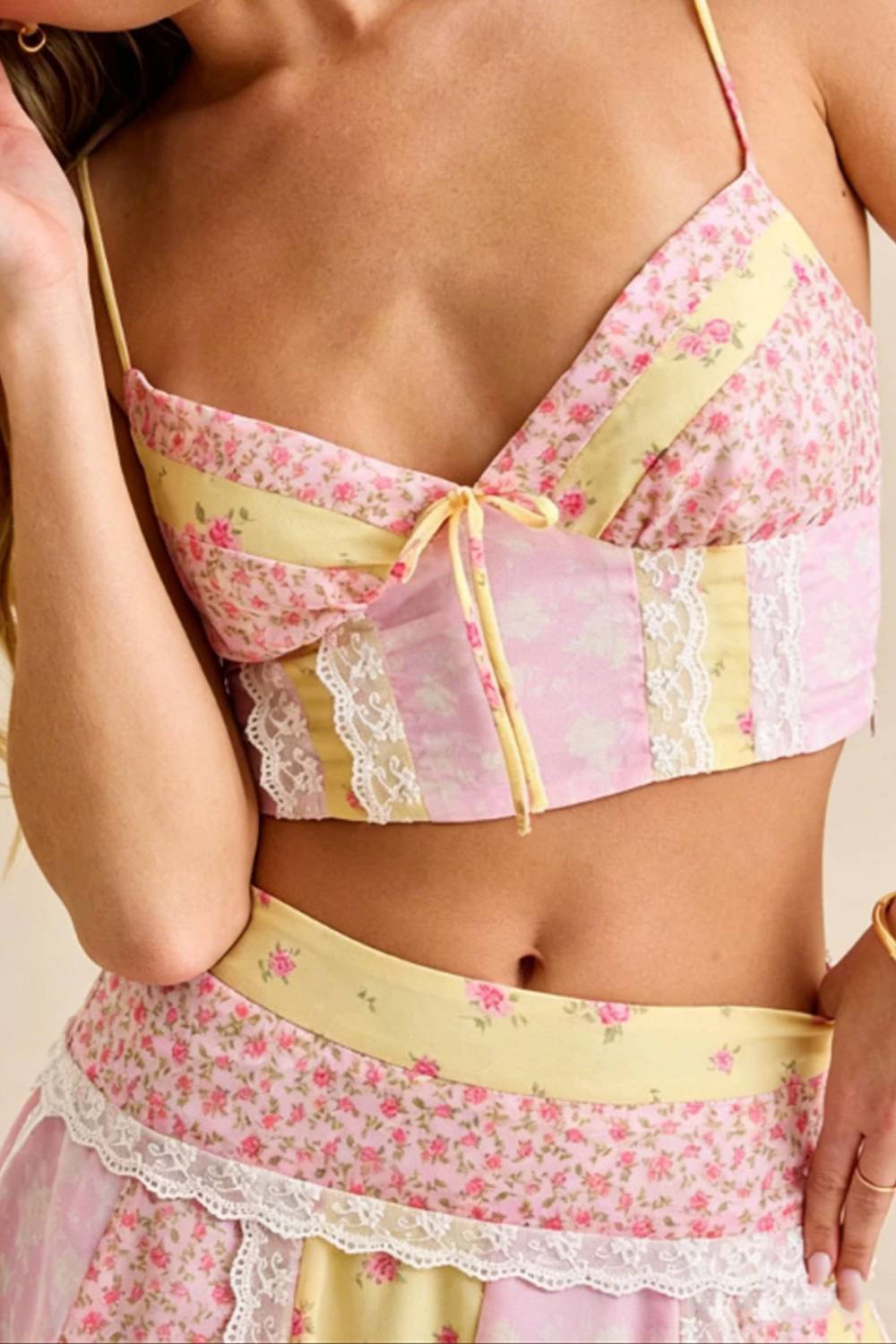Conjunto vacacional de top de tirantes y falda con estampado floral, encaje y estilo campestre