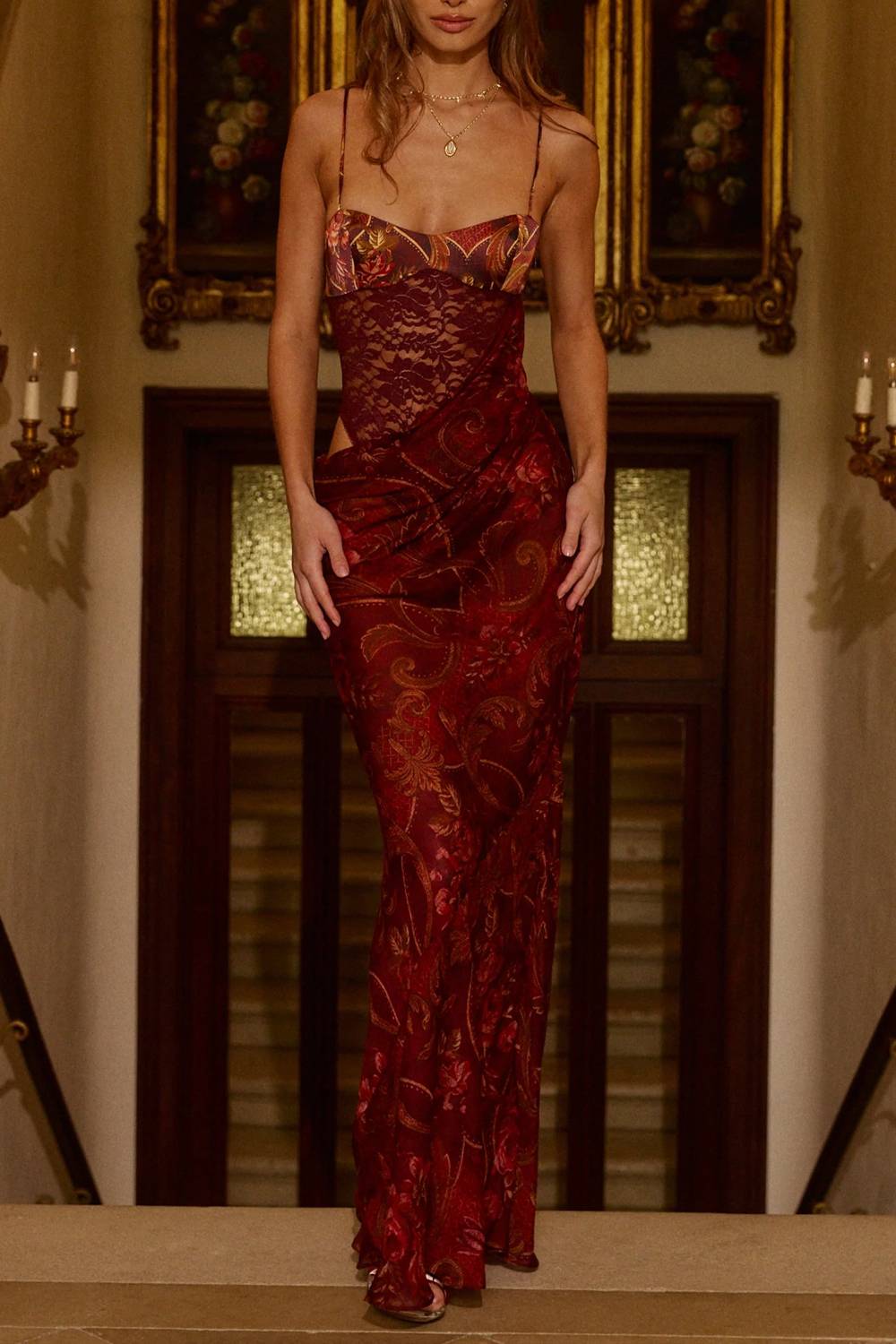 Robe nuisette longue à fines bretelles, empiècements en dentelle et découpes