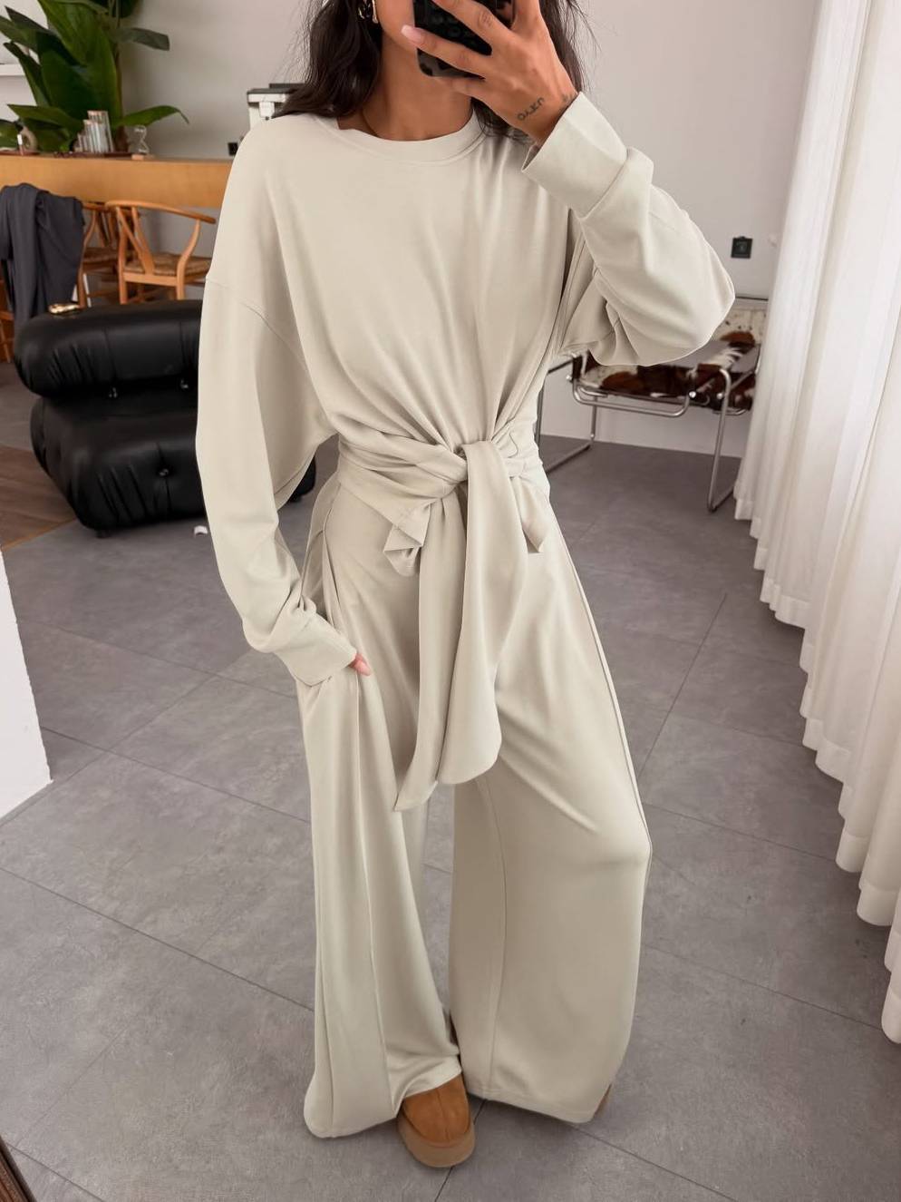 Ensemble avec pull à lacets et pantalon à jambes larges