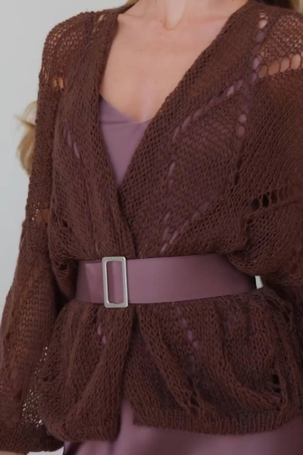 Ensemble deux pièces pour femme avec cardigan marron en maille ajourée à manches ballon et robes midi en satin