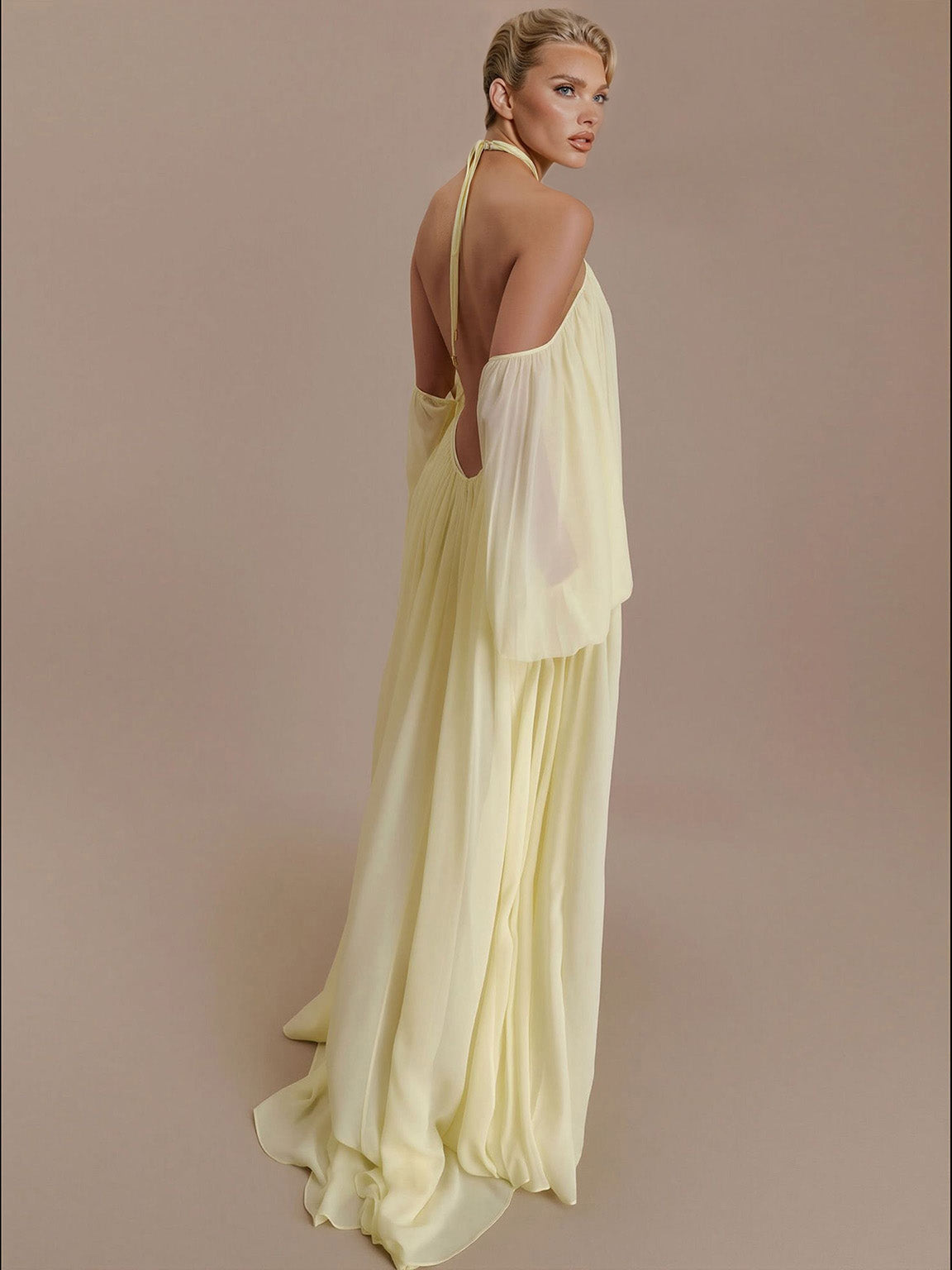 Vestido largo elegante de gasa drapeada con cuello halter
