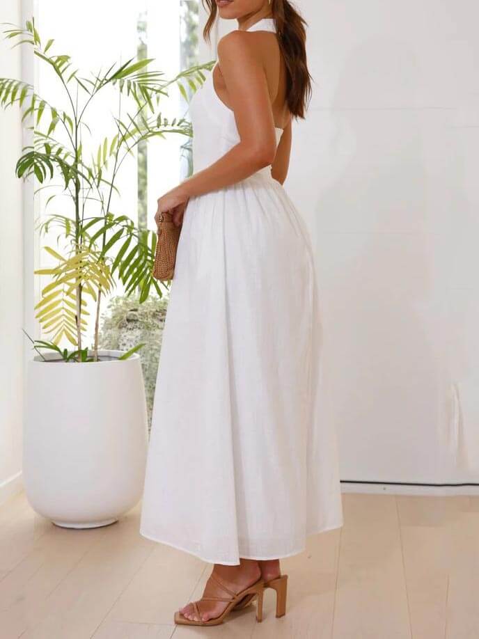 Vestido preto curto de comprimento médio com decote halter e cintura marcada