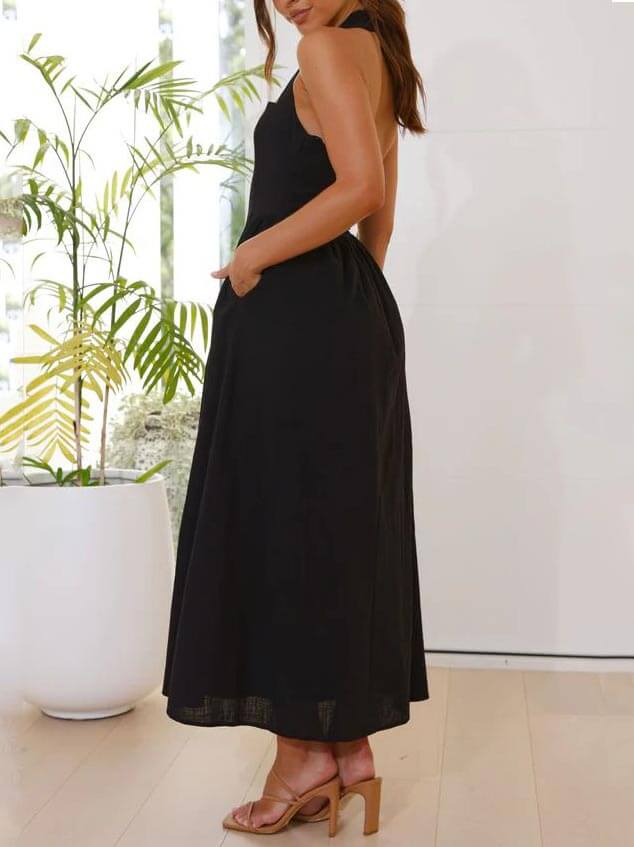 Vestido preto curto de comprimento médio com decote halter e cintura marcada