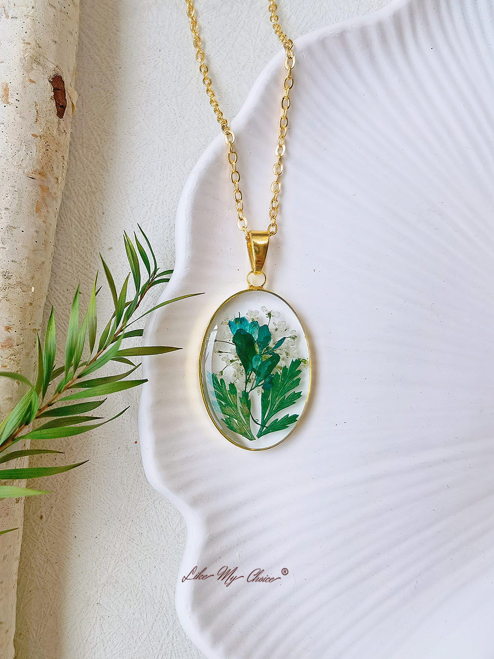 Colar com folhas de fetos prensadas