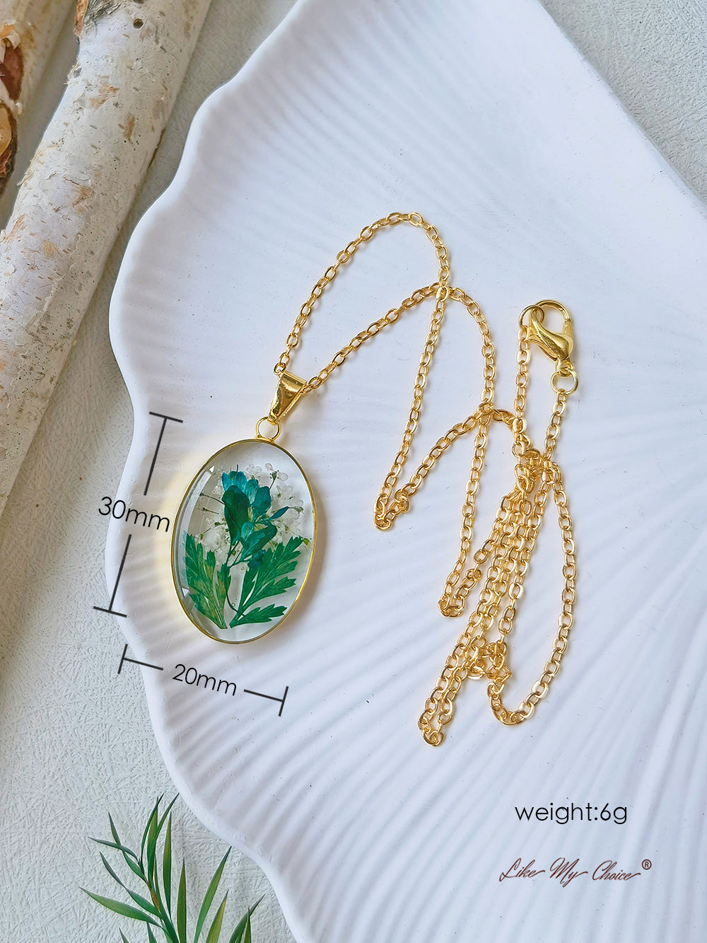 Colar com folhas de fetos prensadas