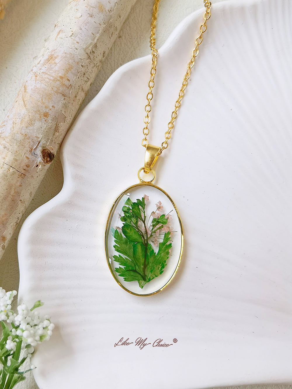 Colar com folhas de fetos prensadas