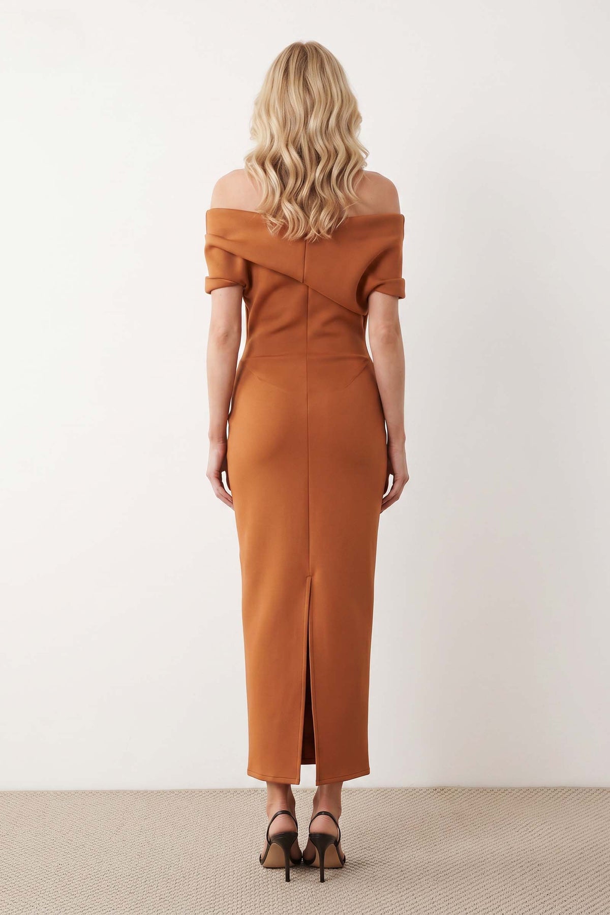 Vestido largo plisado con hombros descubiertos