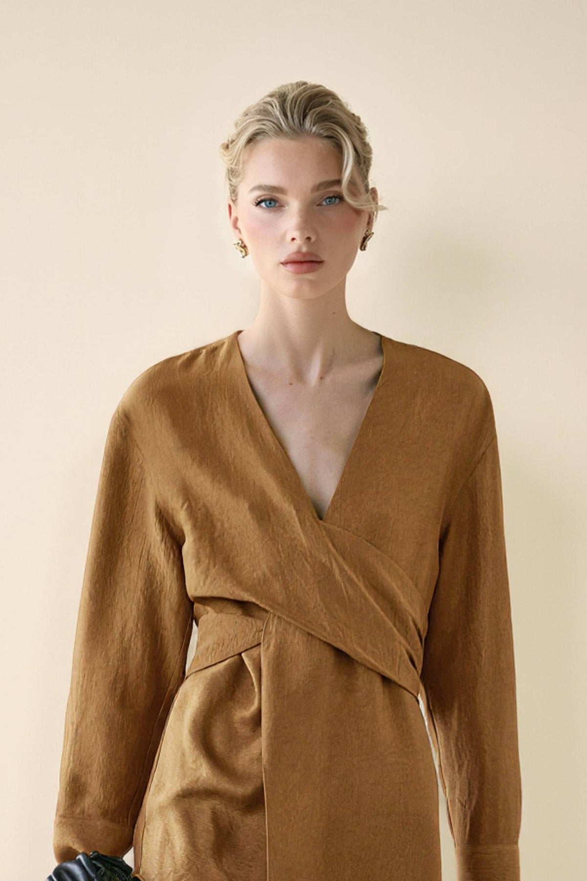 Completo con camicia ampia a incrocio e pantaloni a lanterna