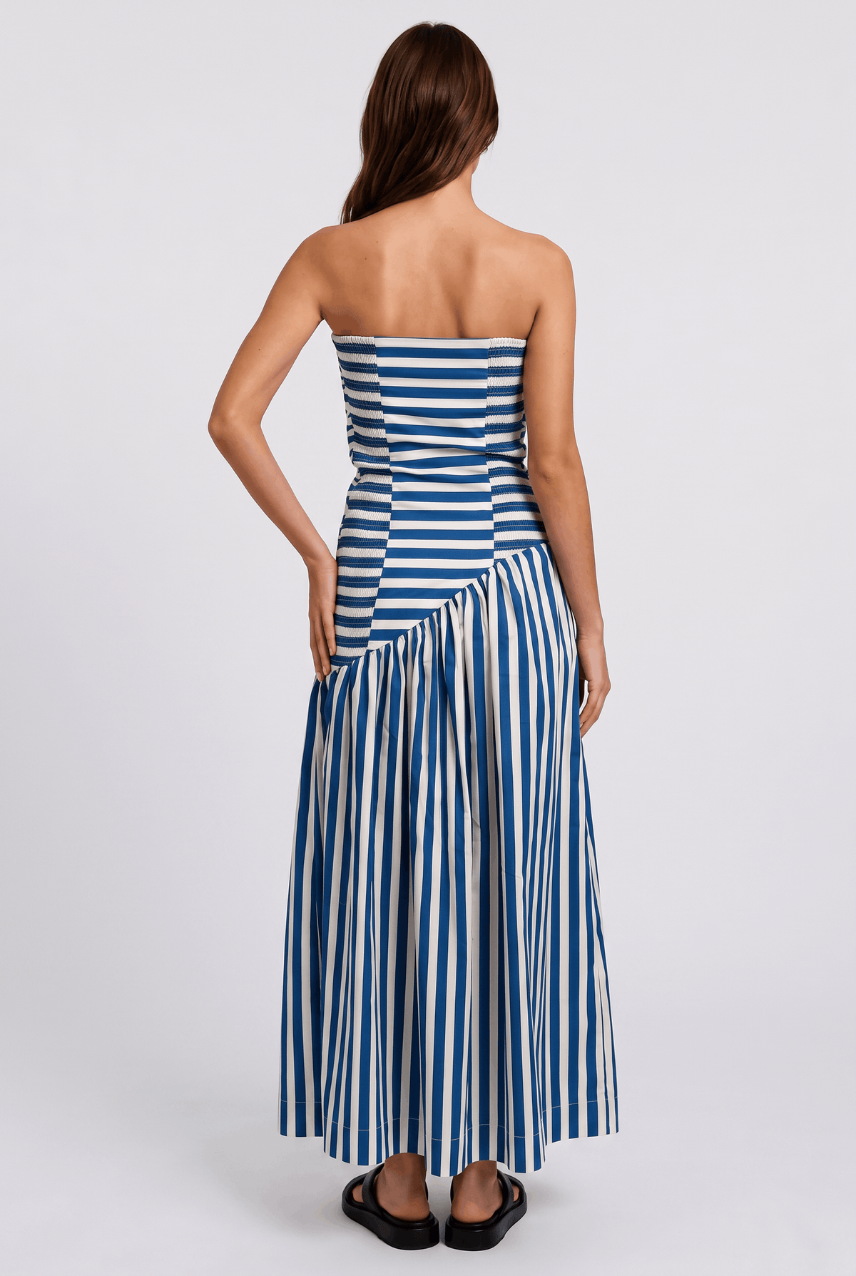 Vestido comprido às riscas azuis e brancas, cai-cai, com pregas, corte assimétrico e pespontos