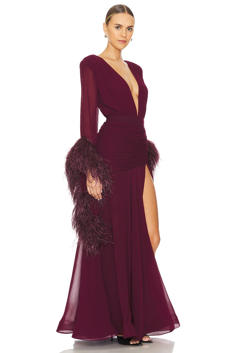 Maxi abito elegante in chiffon fluido con scollo a V e polsini con piume