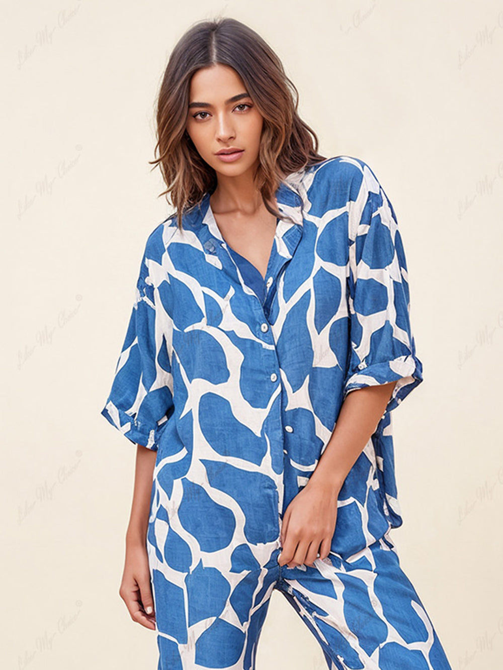 Camisa larga azul e branca com padrão às riscas e estampado