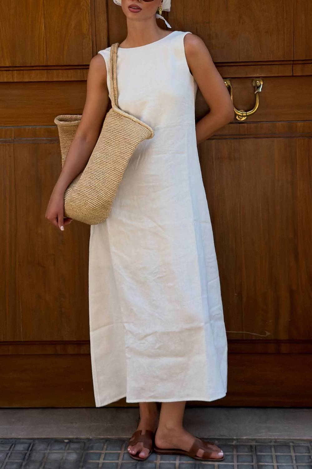 Vestido midi sem mangas, de gola redonda, franzido e com costas descobertas