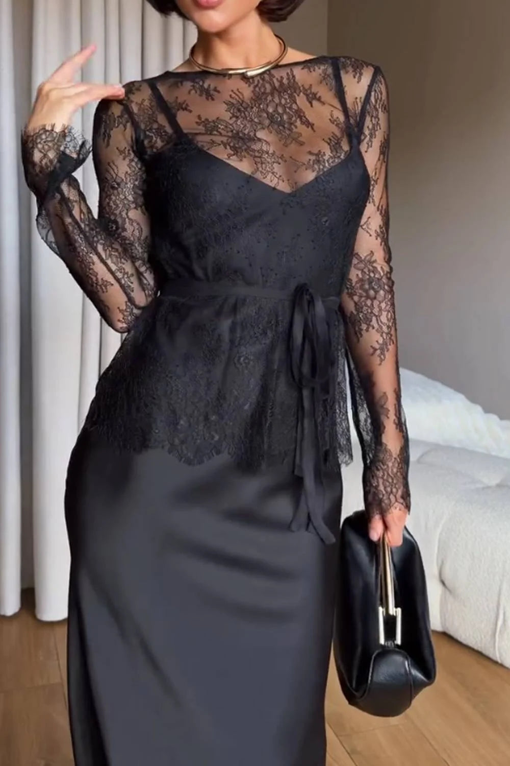 Ensemble deux pièces vintage français avec haut noir en dentelle à manches longues et robe en satin