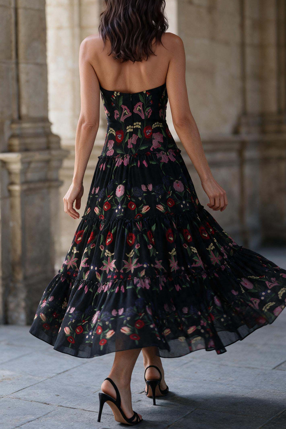 Elegante vestido largo vaporoso de gasa estampada con espalda descubierta