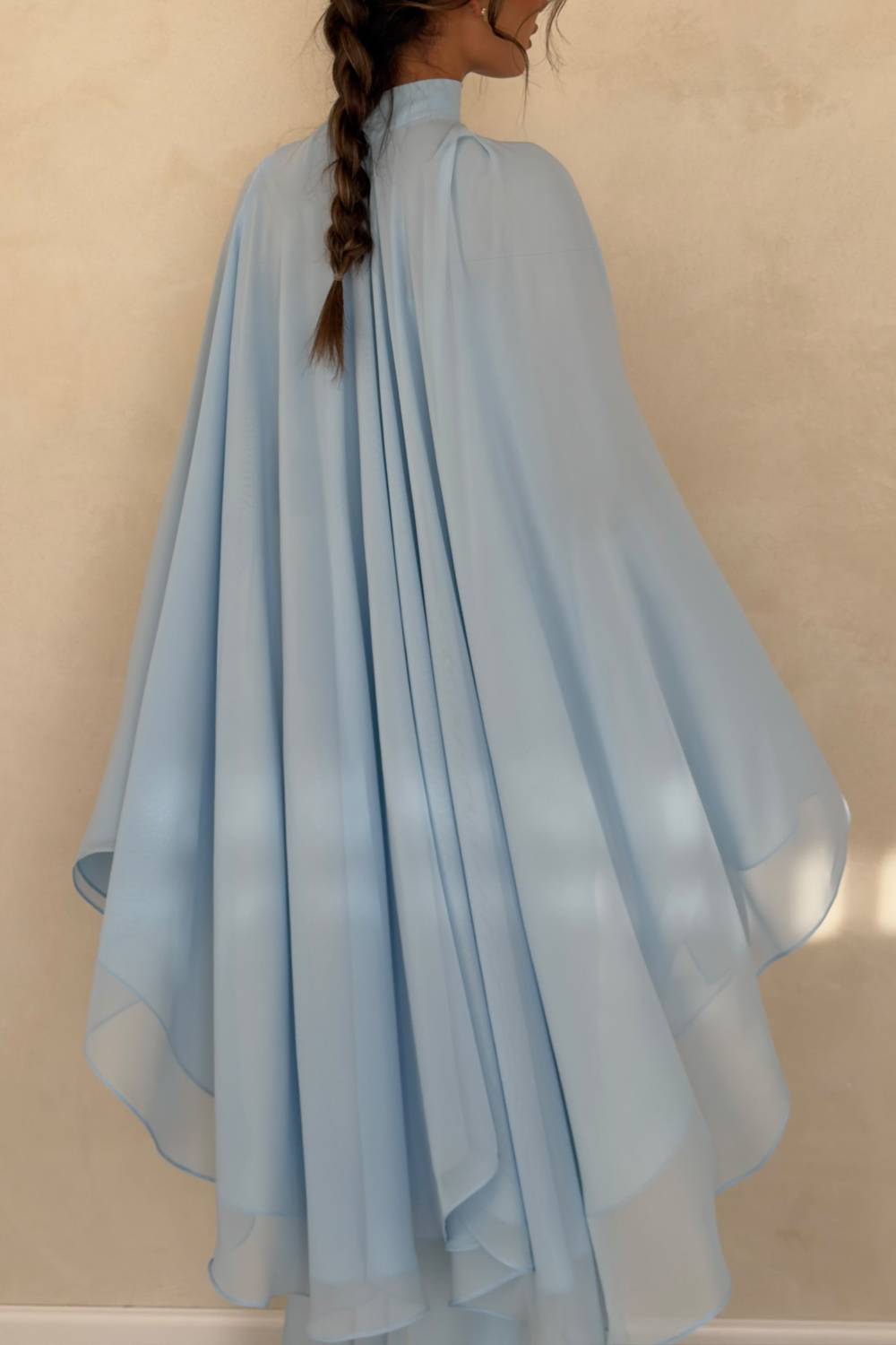 Vestido de gala maxi de chiffon drapeado, com gola subida e corte sereia