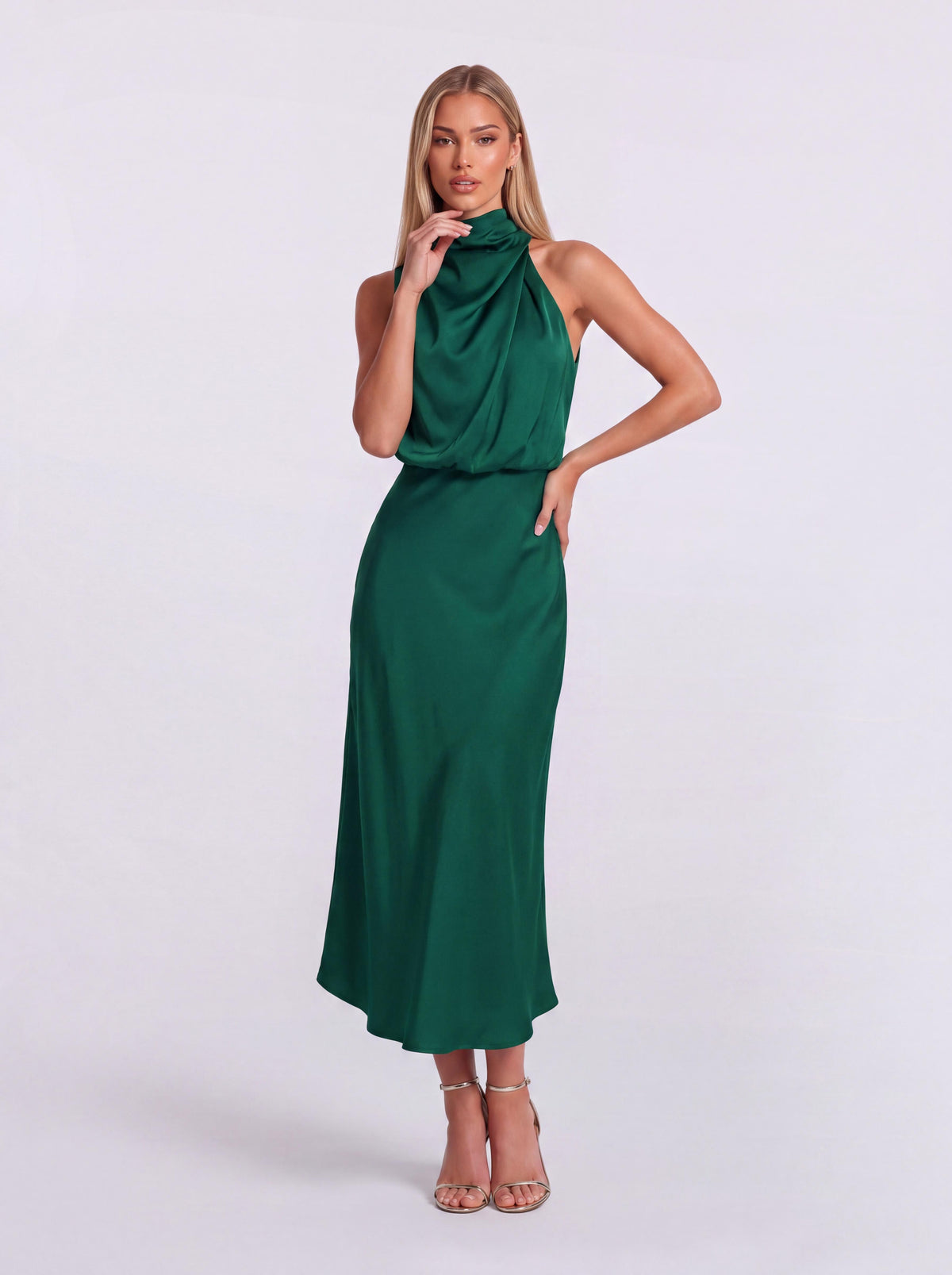 Vestido de cetim de comprimento médio, justo, com corte sereia e gola subida