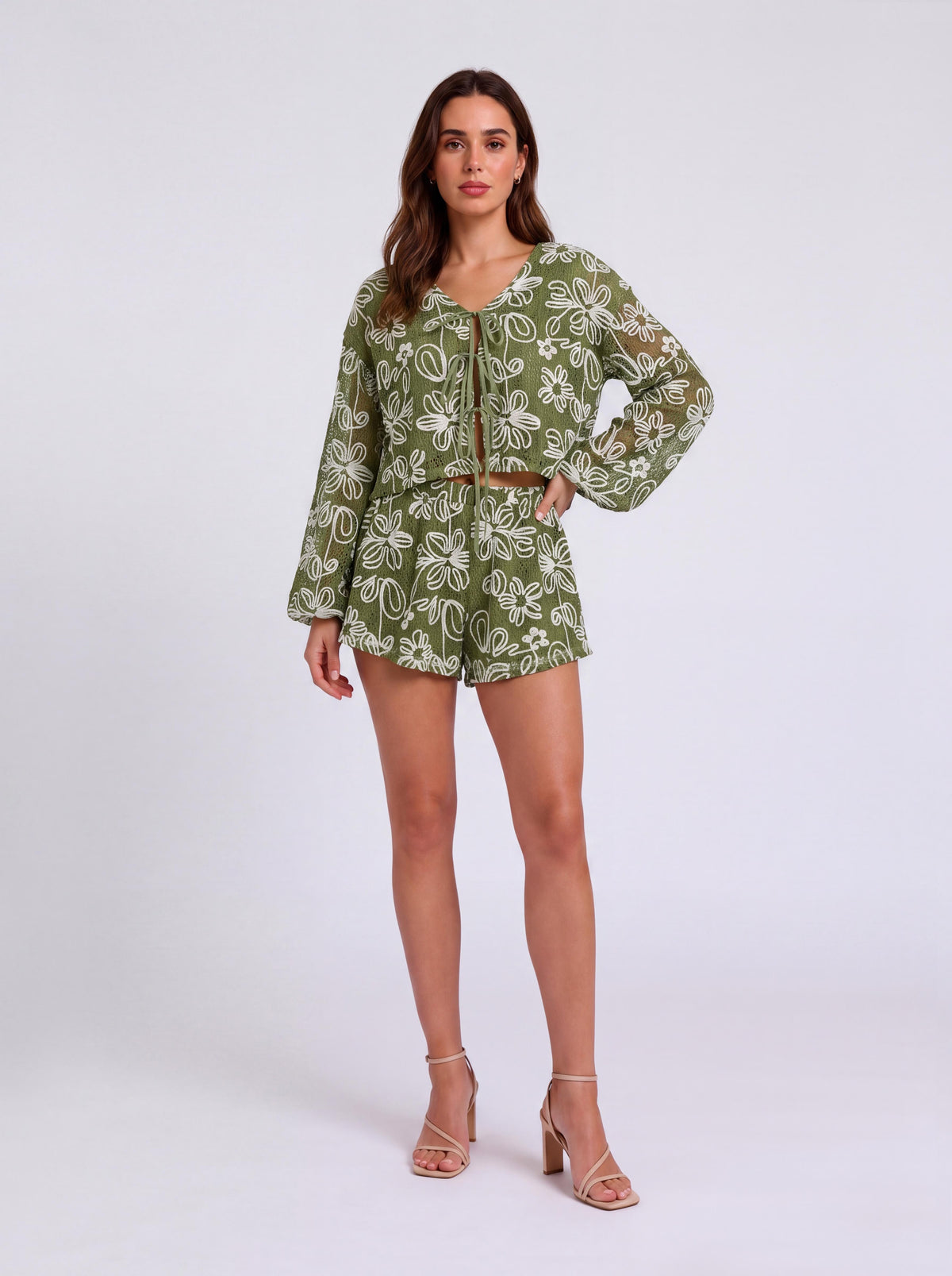 Completo da vacanza a due pezzi con top a maniche lunghe con scollo a V e allacciatura e pantaloncini