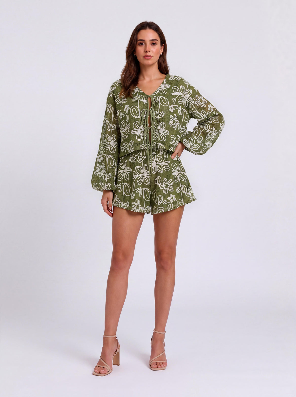 Completo da vacanza a due pezzi con top a maniche lunghe con scollo a V e allacciatura e pantaloncini