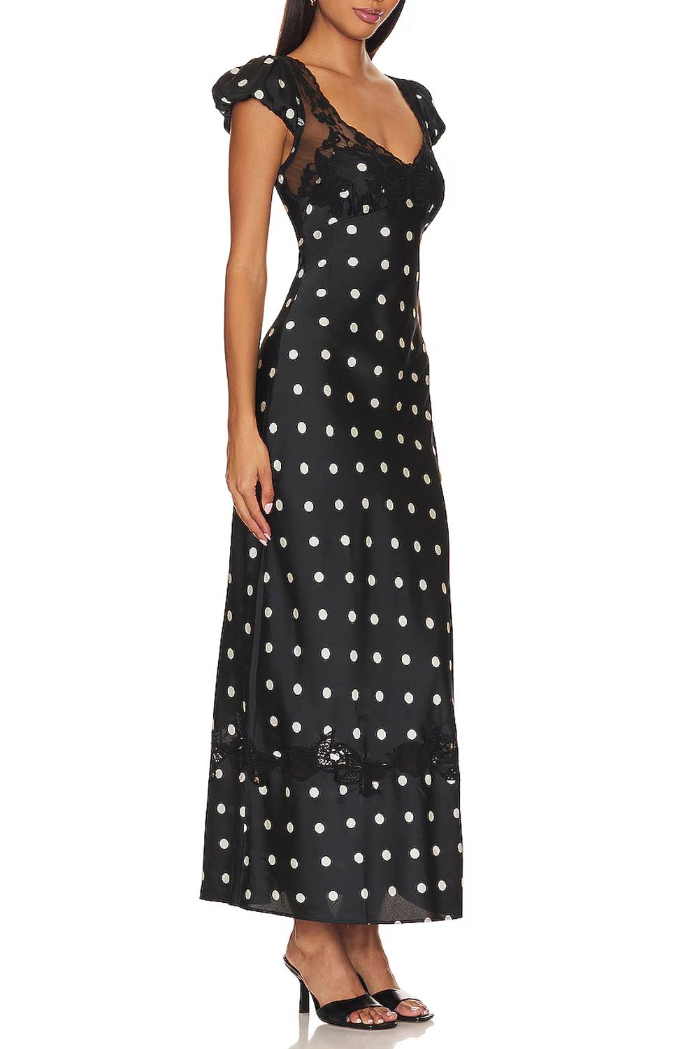 Vestido com decote em V, aplicações de renda, mangas balão e padrão de bolinhas
