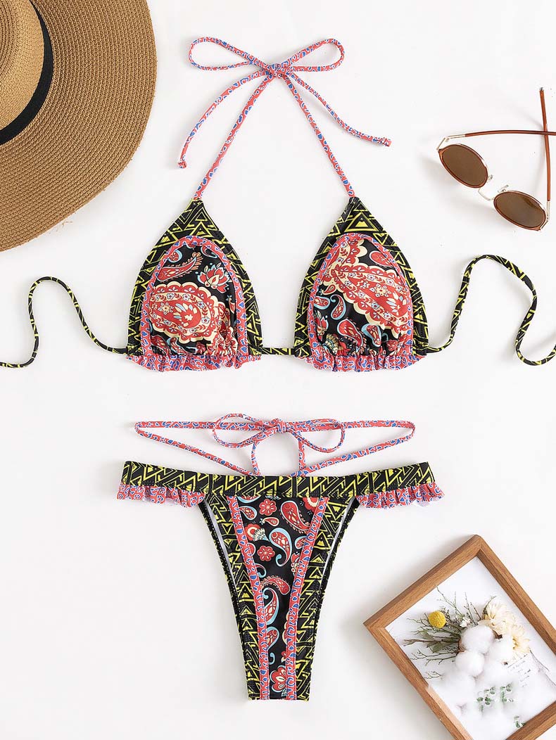 Conjunto de biquíni com estampado folclórico e atilhos