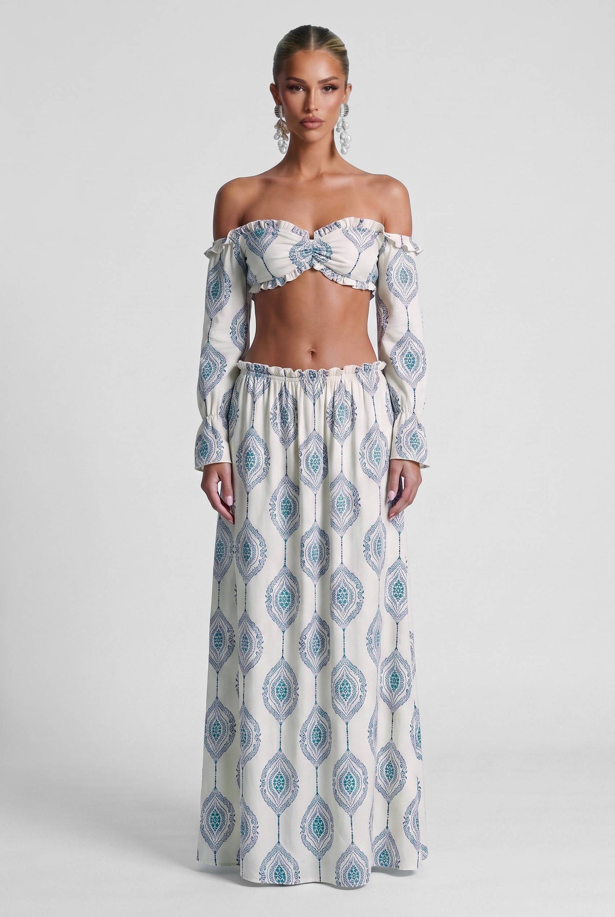 Completo boho estivo da spiaggia e vacanza, con top a fascia e abito a stampa paisley