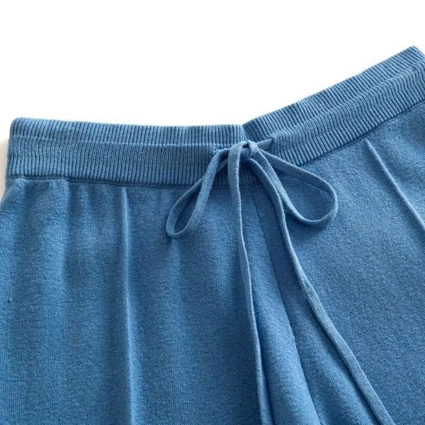 Set aus blauem Strickoberteil mit Kapuze aus Kaschmirgemisch und Schlaghose