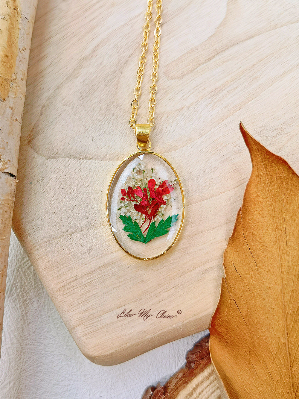 Colar com folhas de fetos prensadas