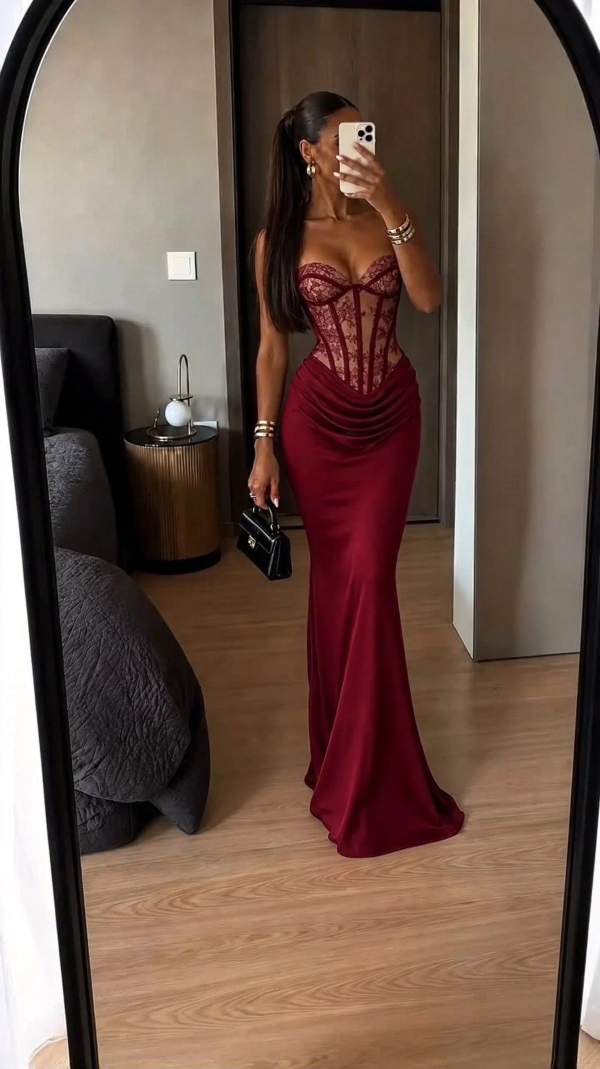 Robe de soirée longue bordeaux bustier, avec corsage corseté en dentelle drapé