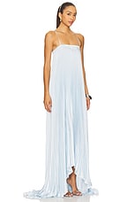Ätherisches plissiertes Maxikleid in Babyblau mit Spaghettiträgern und asymmetrischem Saum