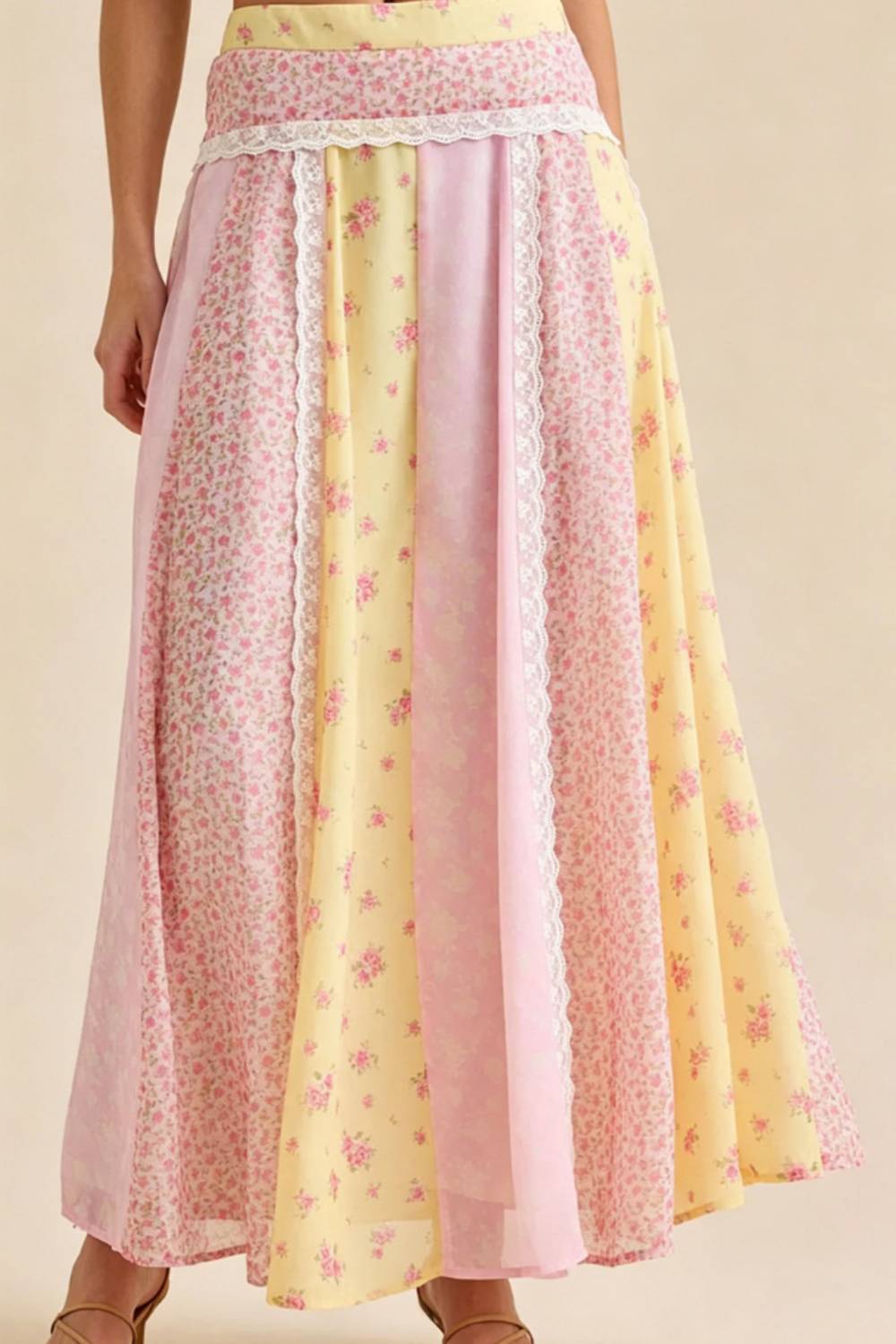 Conjunto vacacional de top de tirantes y falda con estampado floral, encaje y estilo campestre