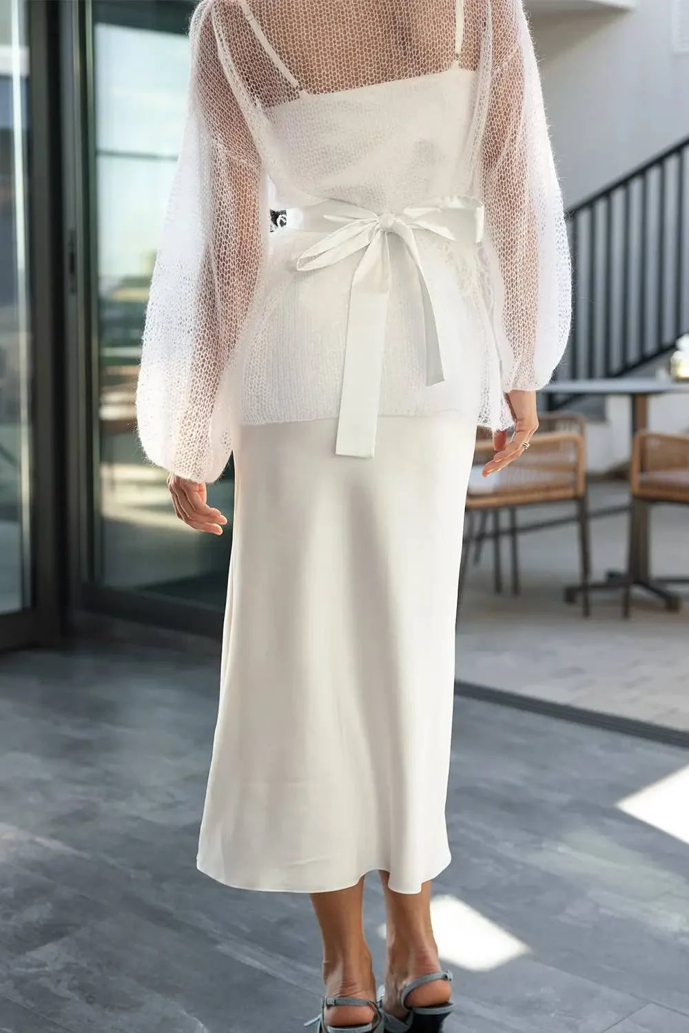 Conjunto de dos piezas con jersey de punto y vestidos midi de satén con cinturón de plumas