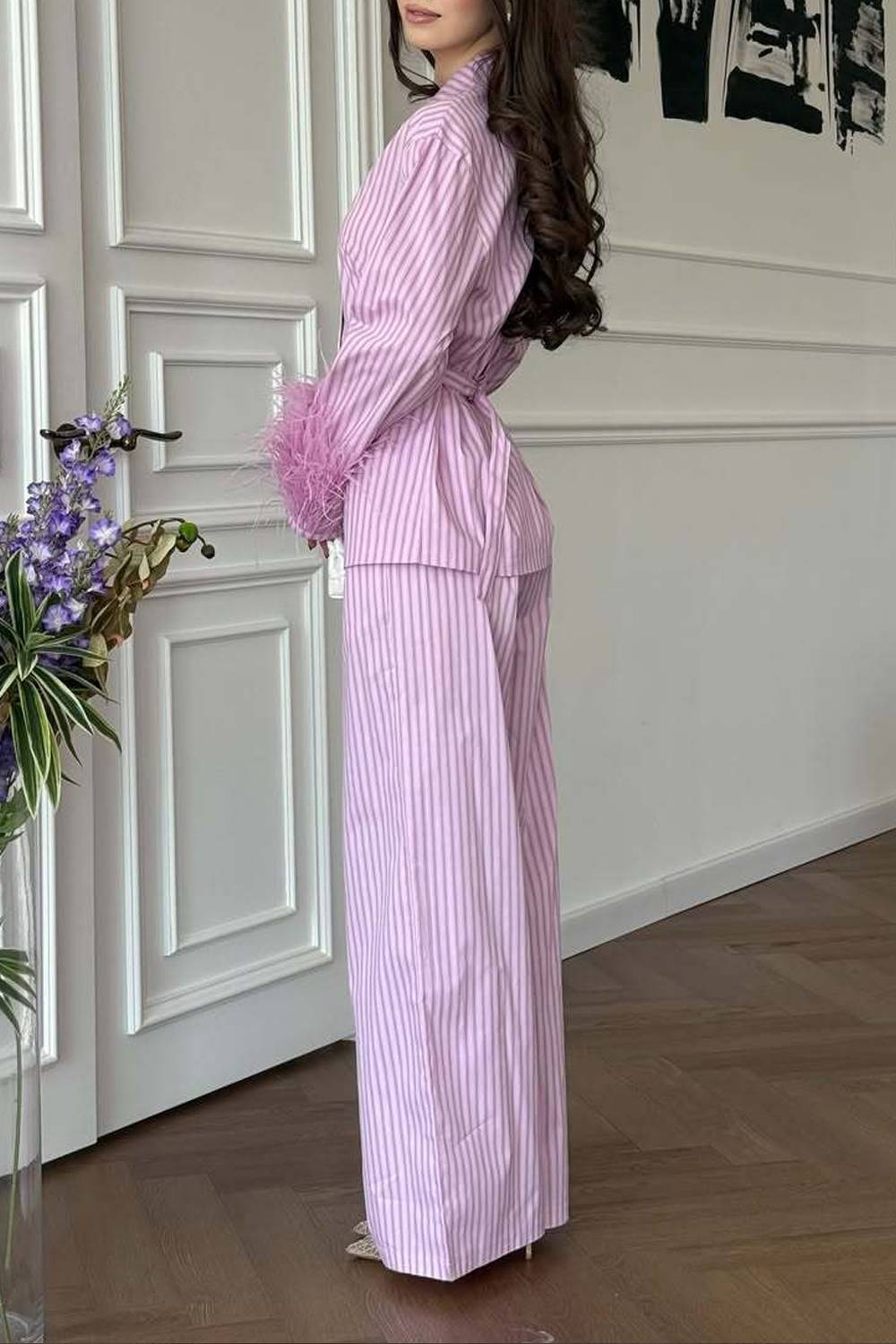 Blazer a rayas con puños de plumas y conjunto de dos piezas con pantalón de pierna ancha