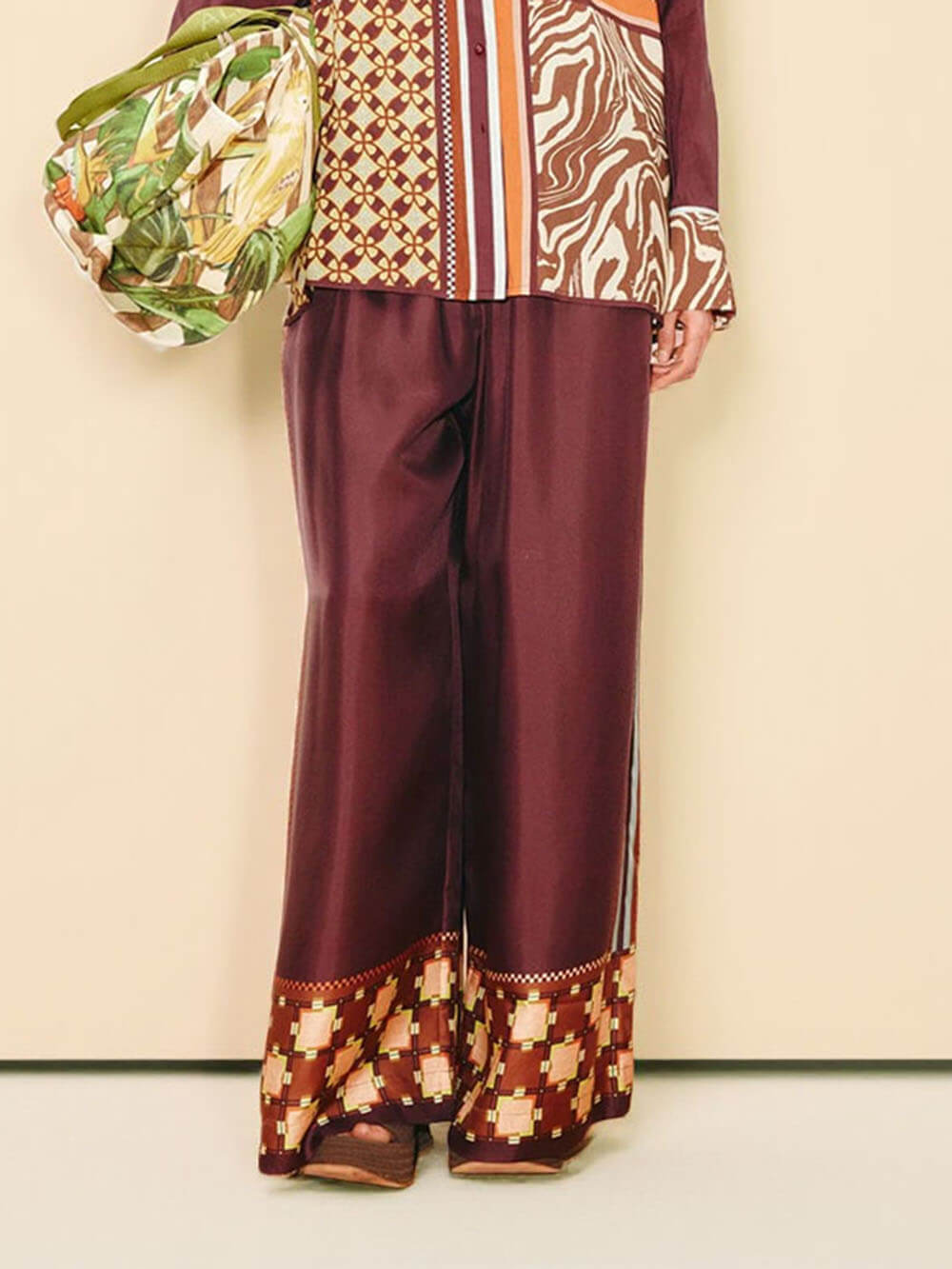 Conjunto de camisa de satén con bloques de color y estampado paisley único, y pantalones de pernera ancha con cintura elástica