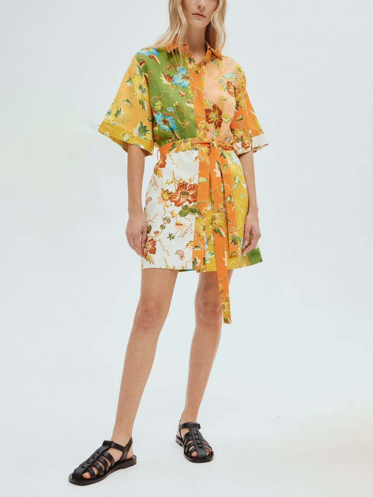 Mini vestido com estampado floral contrastante e exclusivo