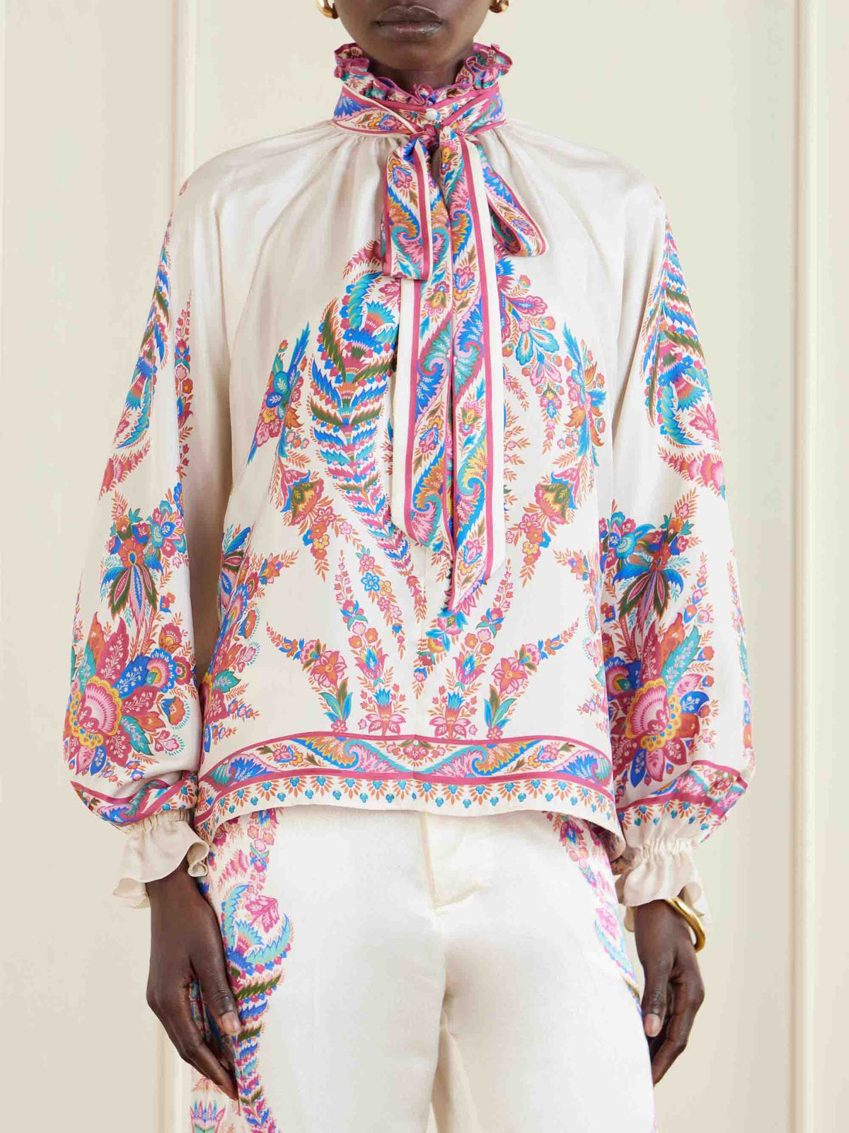 Raffinata camicia in raso a stampa cachemire con fiocco decorativo