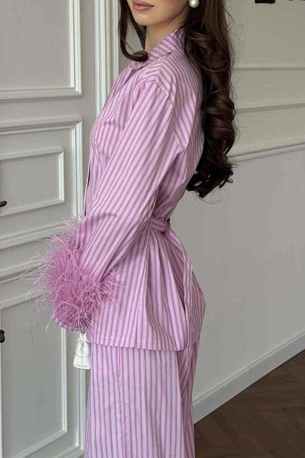 Blazer a rayas con puños de plumas y conjunto de dos piezas con pantalón de pierna ancha