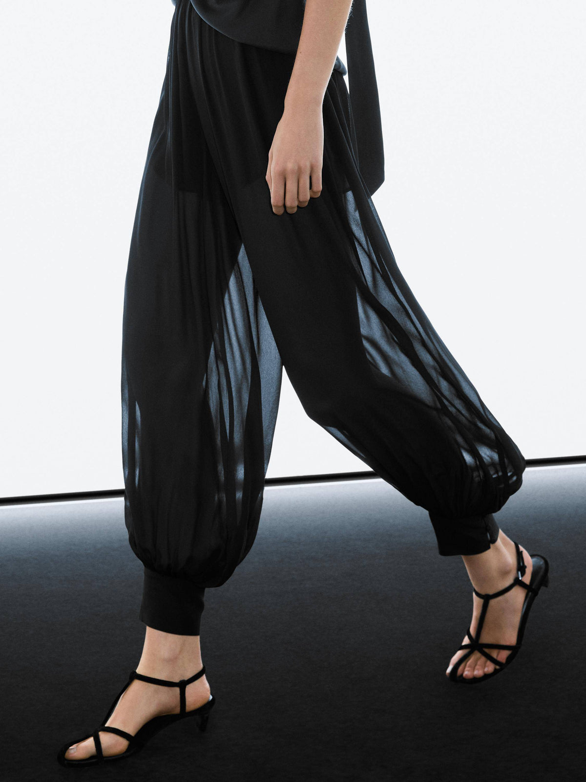 Completo con camicia ampia a incrocio e pantaloni a lanterna