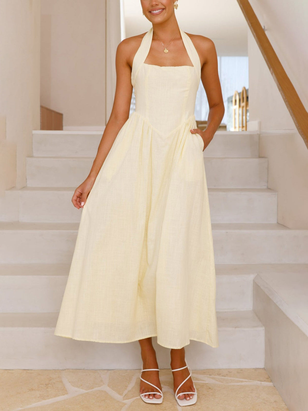 Vestido preto curto de comprimento médio com decote halter e cintura marcada