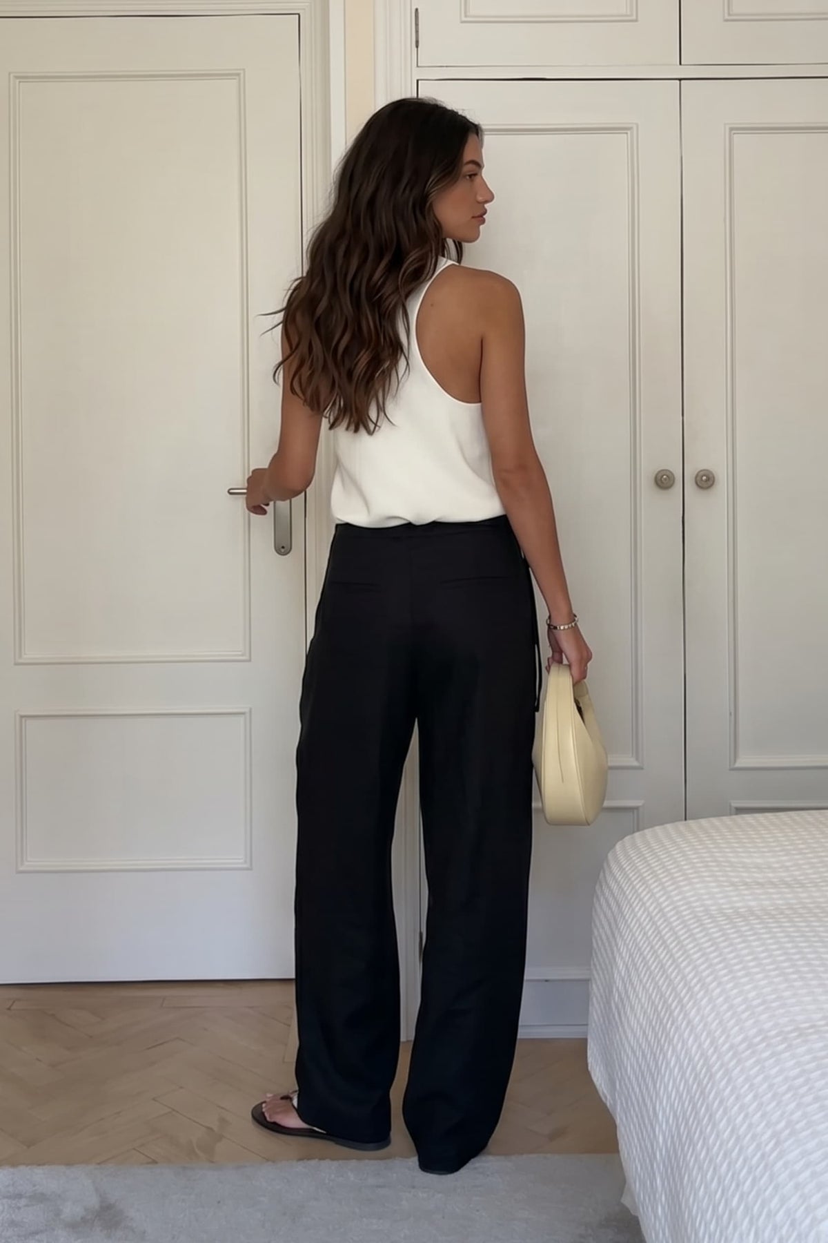 Completo minimalista con gilet e pantaloni a gamba larga