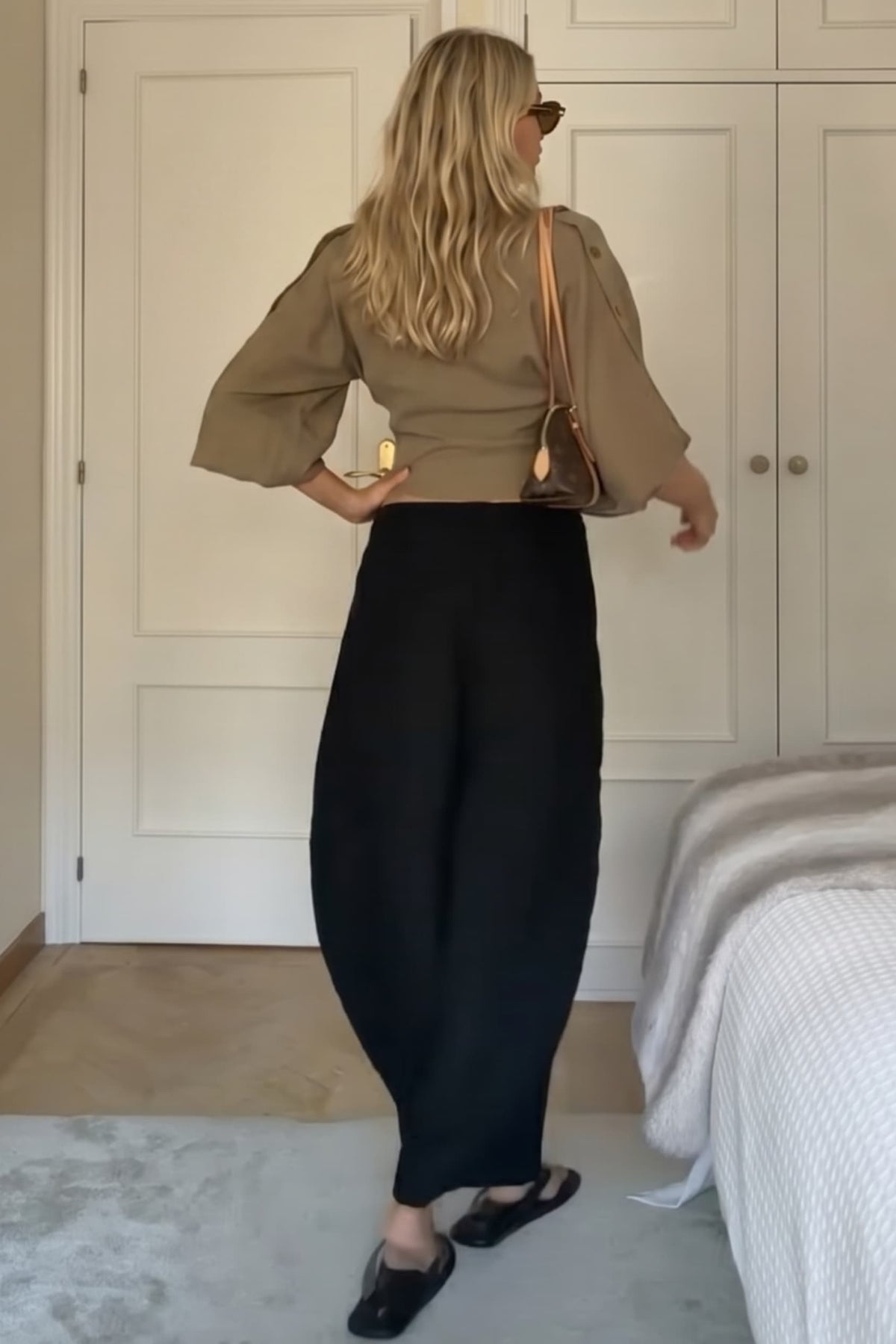 Set aus Oberteil mit Puffärmeln und Hose mit weitem Bein