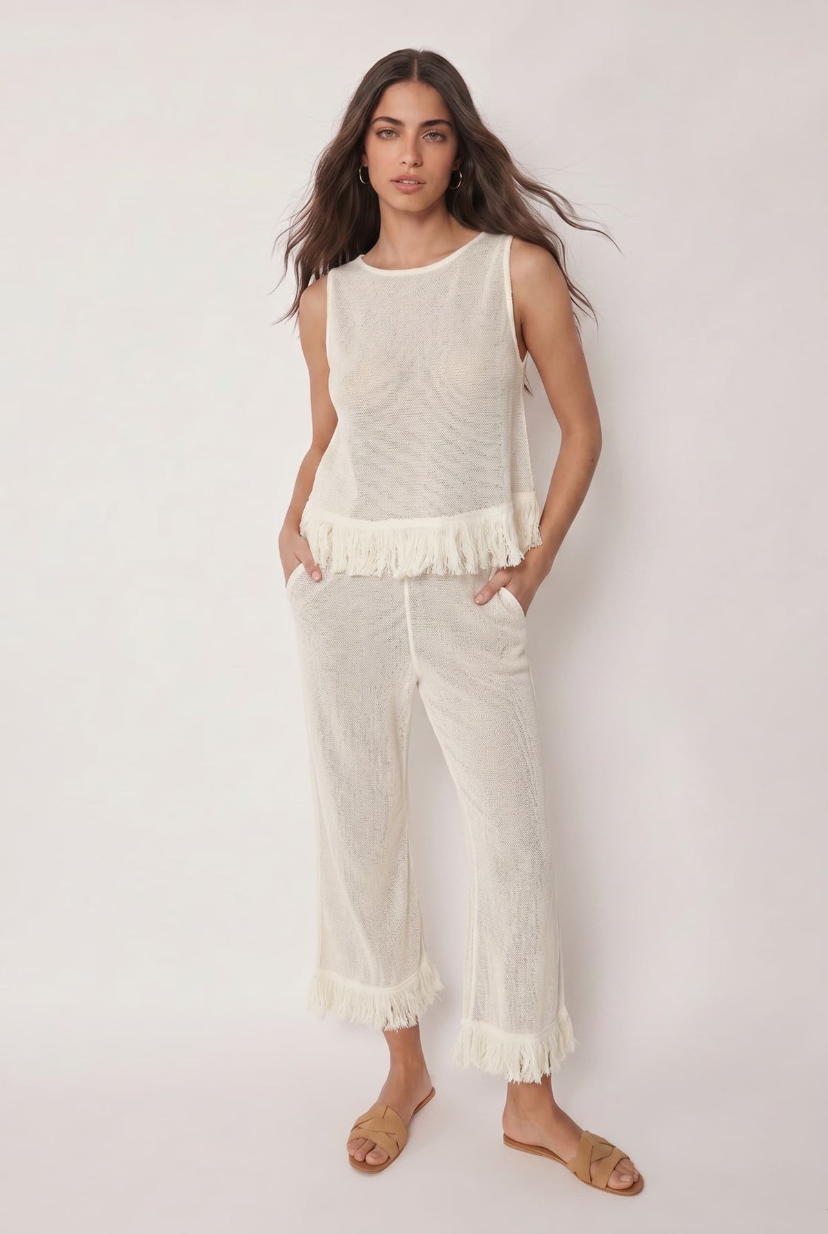 Conjunto de top de malla con flecos y pantalones de pernera ancha