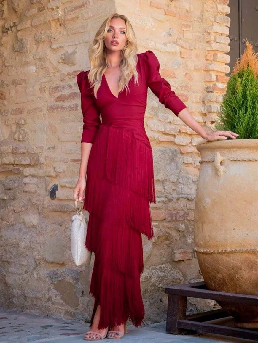 Elegante abito lungo con nappine, scollo a V e maniche lunghe